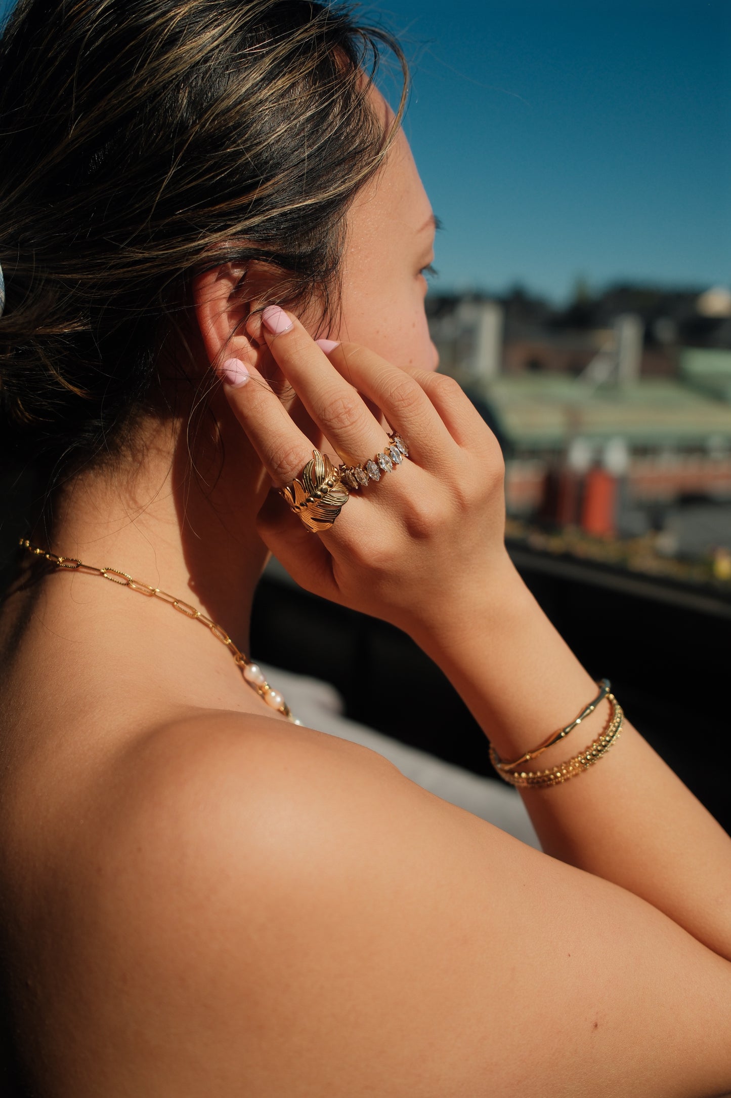 Bamboo Cuff – Guldpläterat Armband med Bambuinspirerad Form