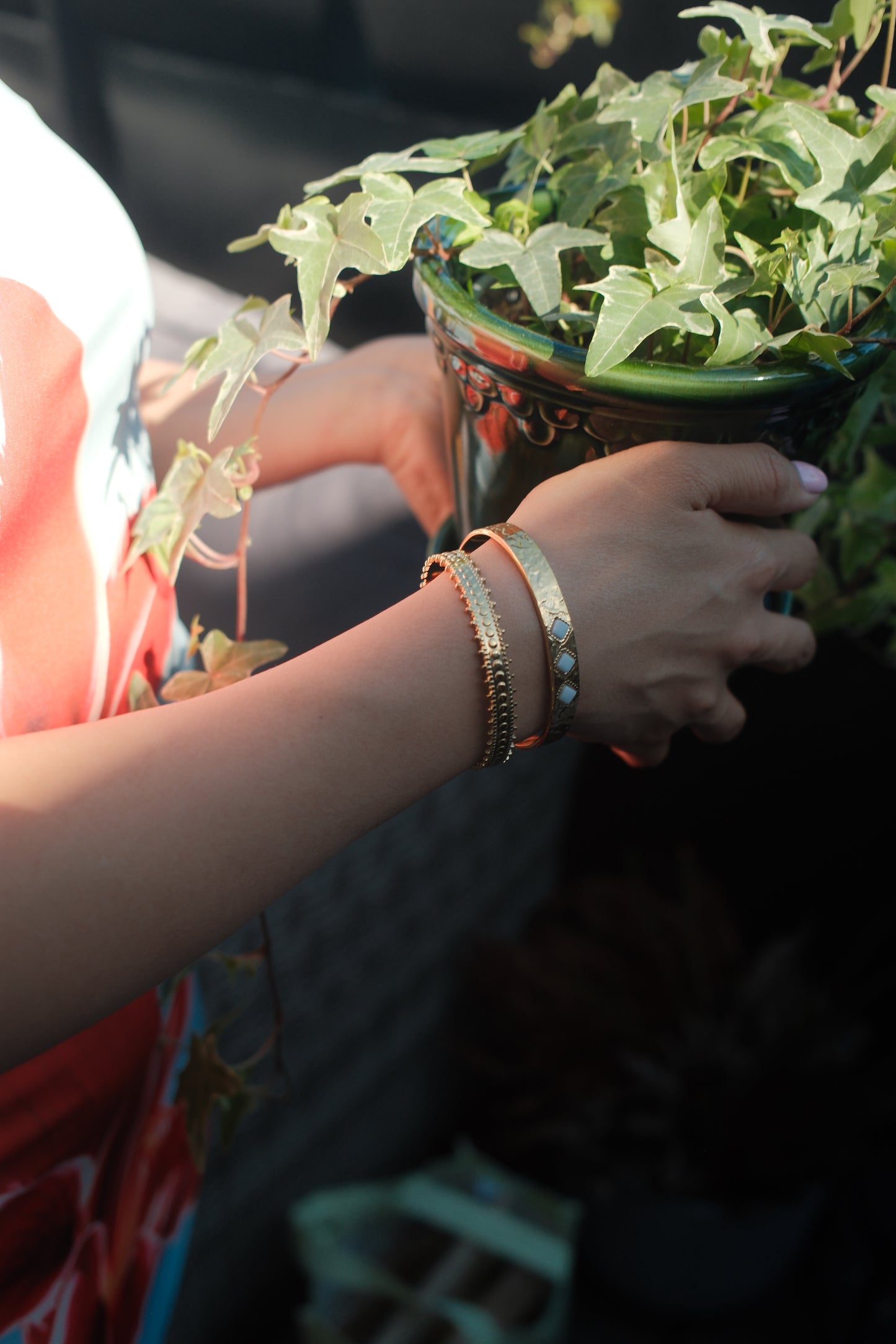 Capri Cuff – Guldpläterat Armband med Prickstruktur & Vågmönstrad Kant