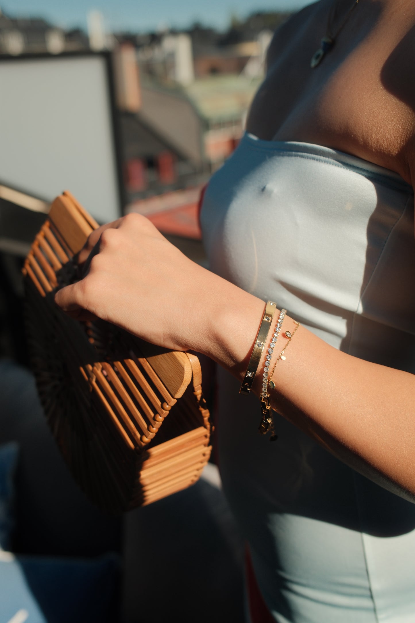 Clarity Bangle – Guldpläterat Armband med Kristalldetaljer & Polerad Yta