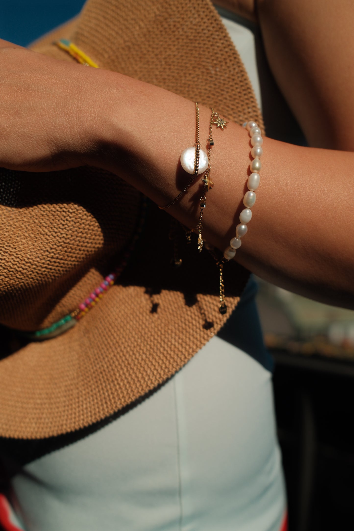 Pearl Bead Bracelet – Armband med Äkta Sötvattenspärlor & Guldpläterade Pärlor