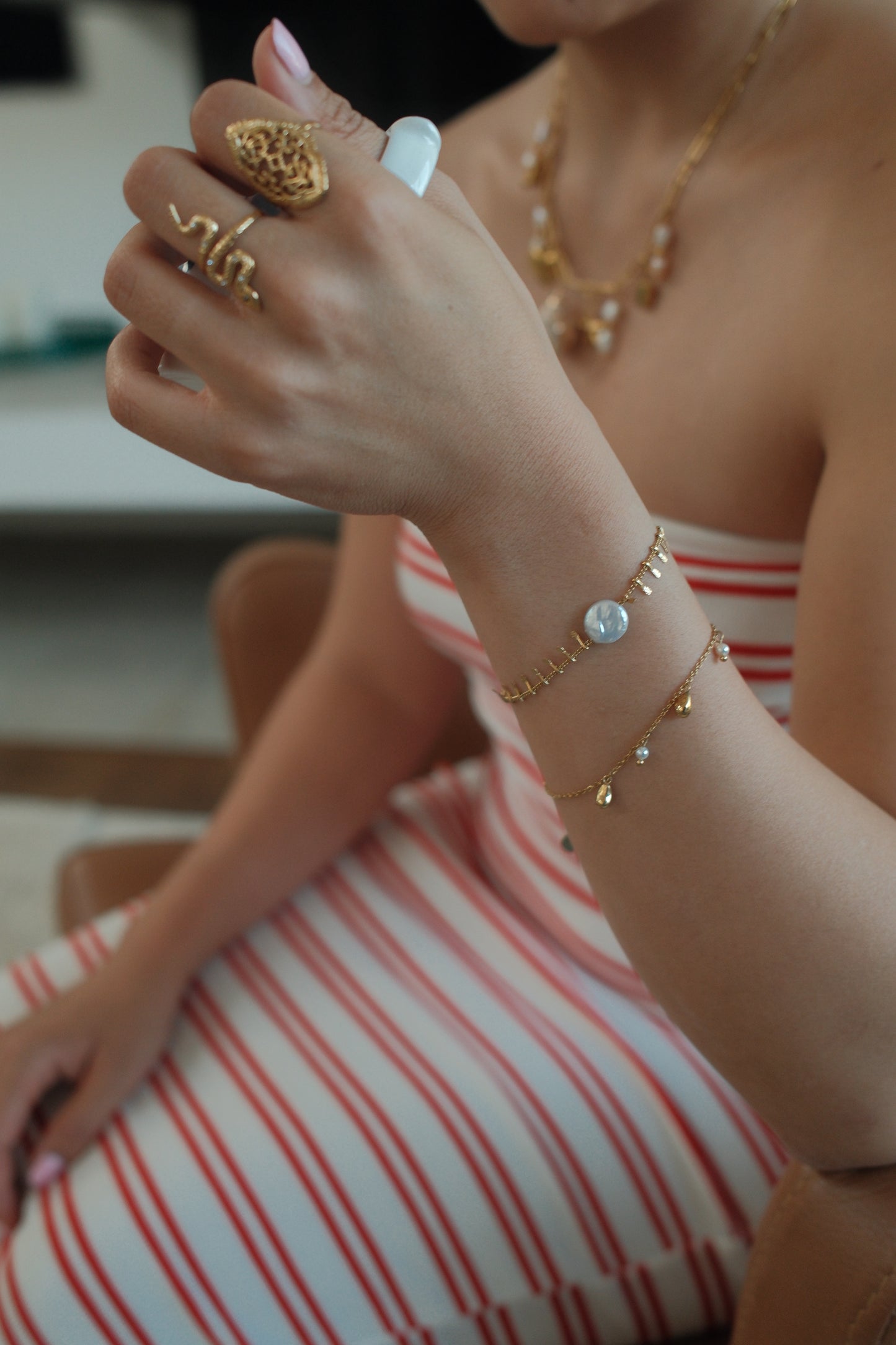 Dancing Pearl Charm Bracelet – Armband med Pärlberlock & Guldpläterade Hängen