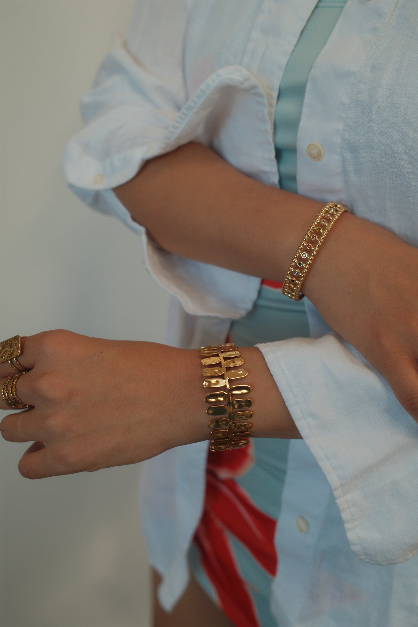 Laurel Cuff – Guldpläterat Armband med Bladinspirerad Skulpturform
