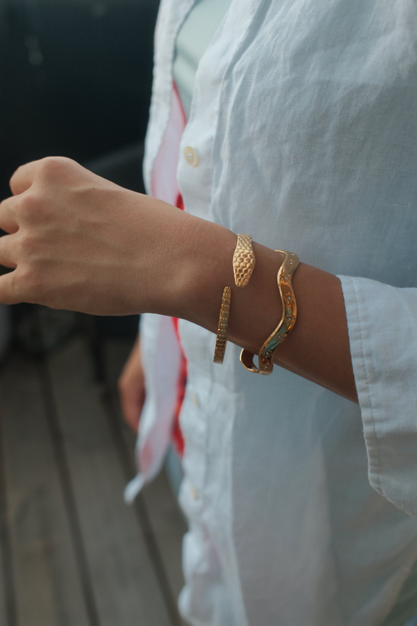 Celeste Cuff – Guldpläterat Armband med Kristalldetaljer & Vågmjuk Form