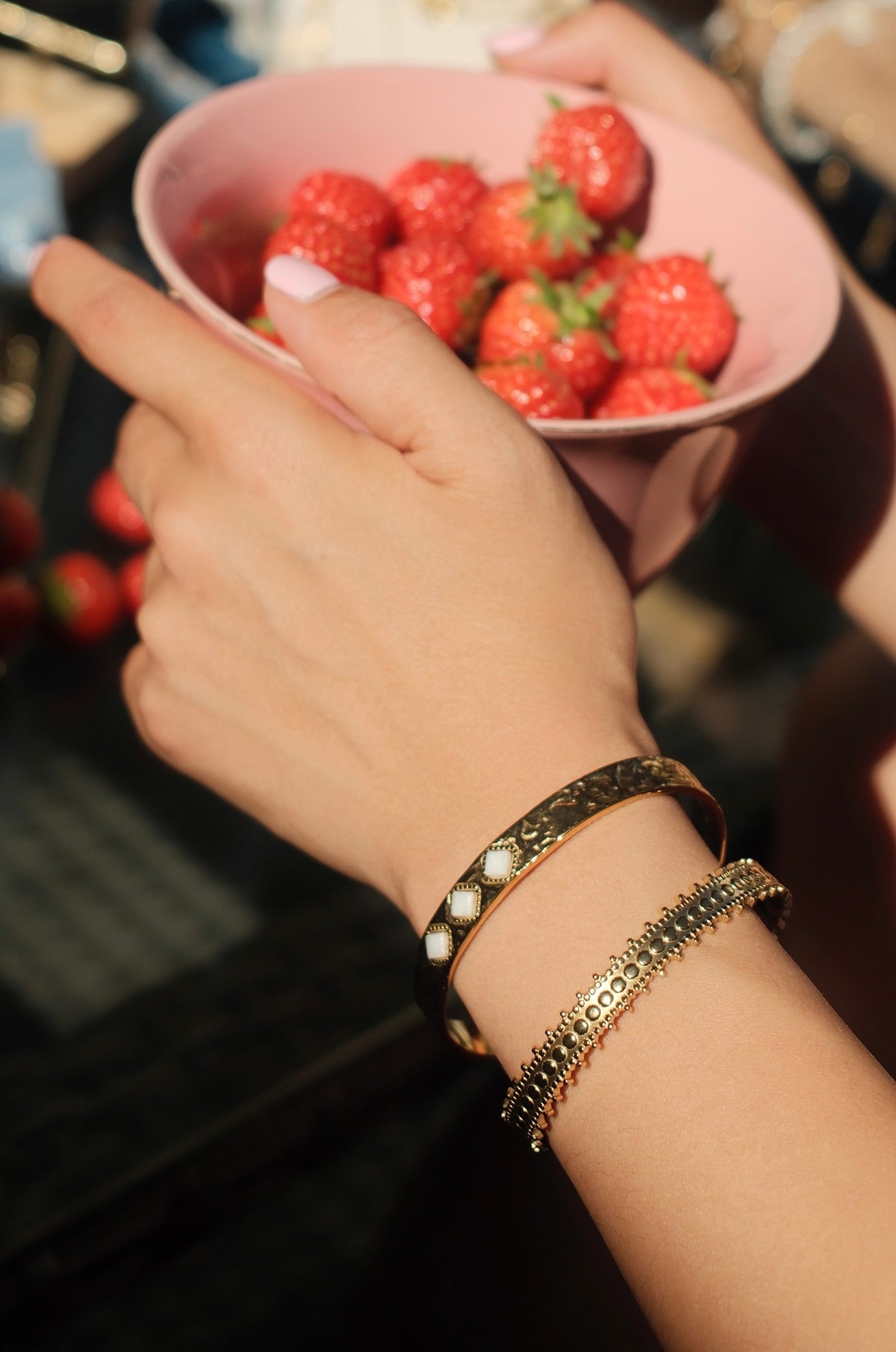 Roma Cuff – Guldpläterat Armband med Geometrisk Struktur & Hamrad Yta
