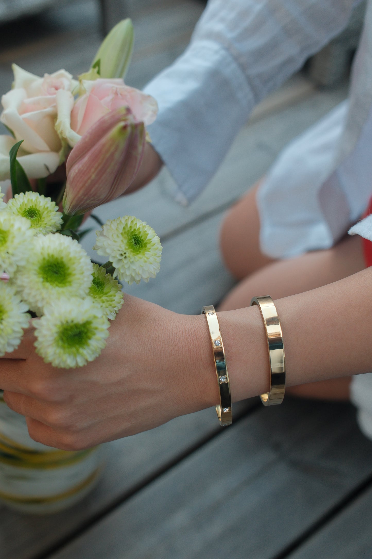 Clarity Bangle – Guldpläterat Armband med Kristalldetaljer & Polerad Yta