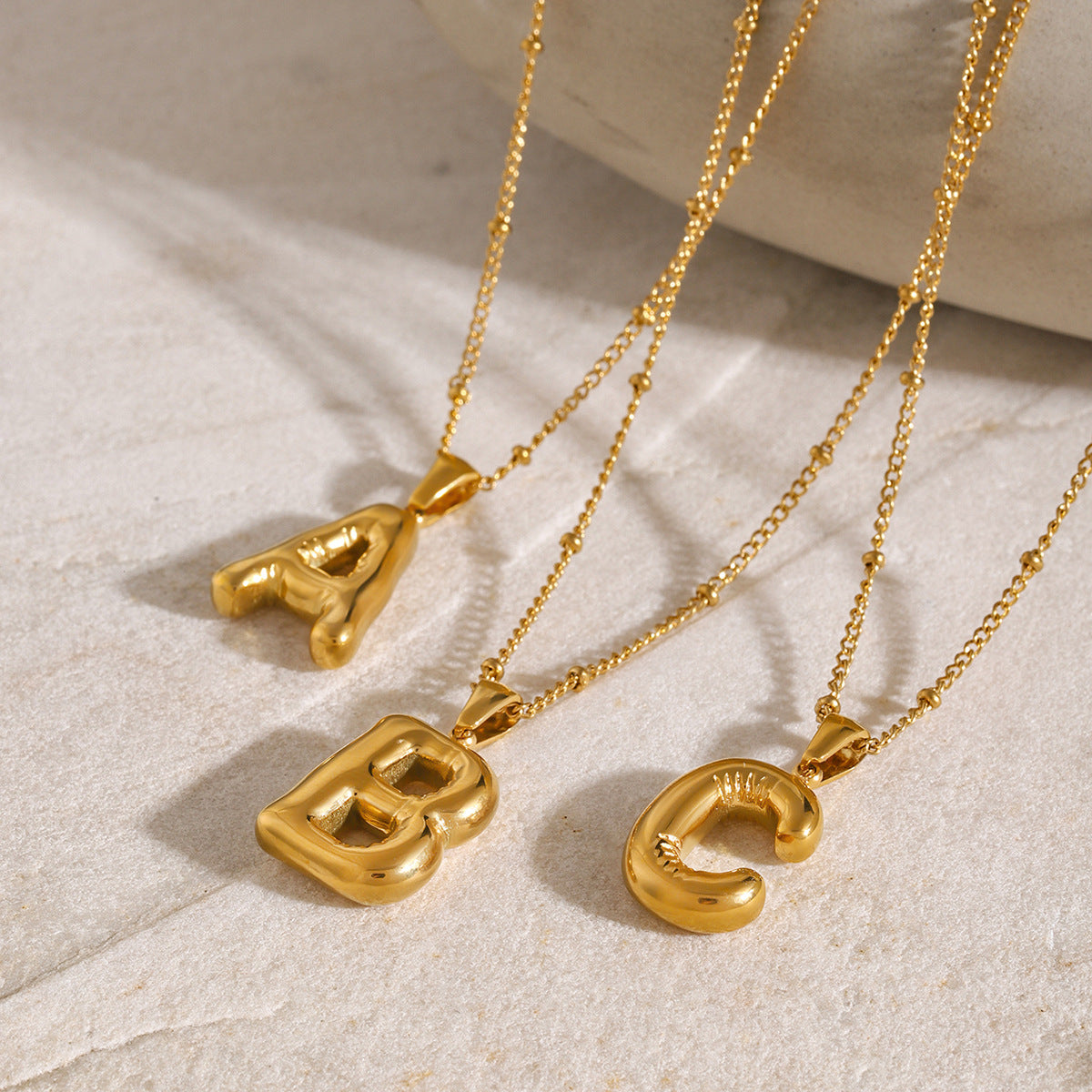 Bubble Stil Elegant Gold Initial Necklace