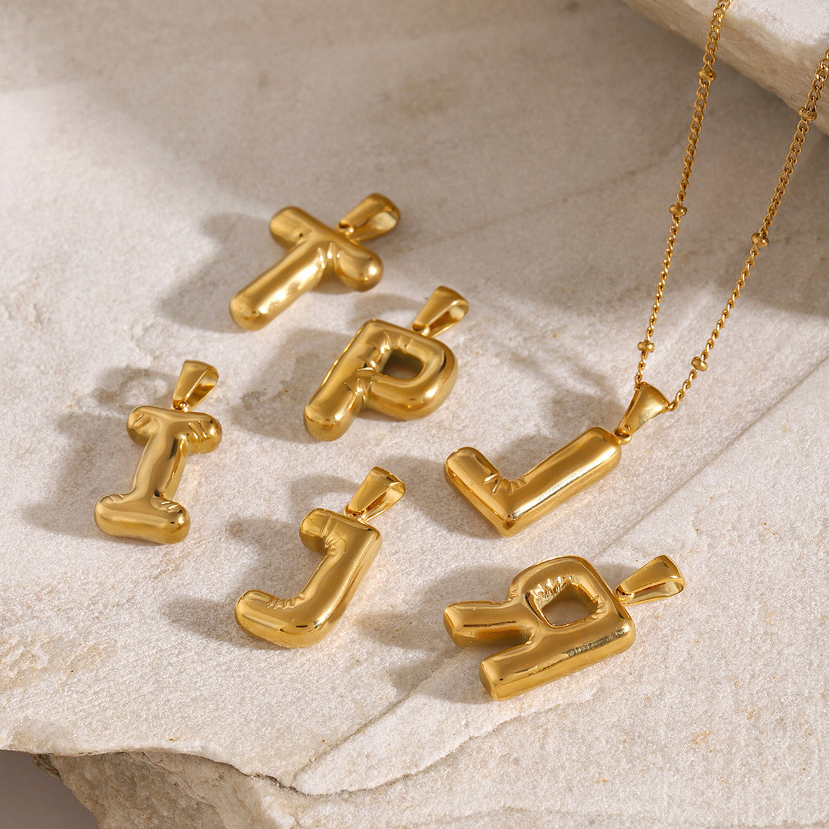 Bubble Stil Elegant Gold Initial Necklace