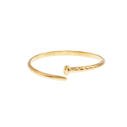 Stilren guldpläterad ring Nail – öppen design med symbolisk twist