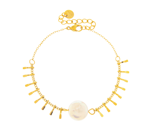Dancing Pearl Charm Bracelet – Armband med Pärlberlock & Guldpläterade Hängen