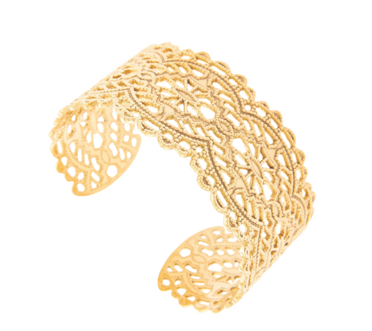 Vintage Lace Cuff – Bredd Armband i Guldton med Spetsinspirerat Mönster