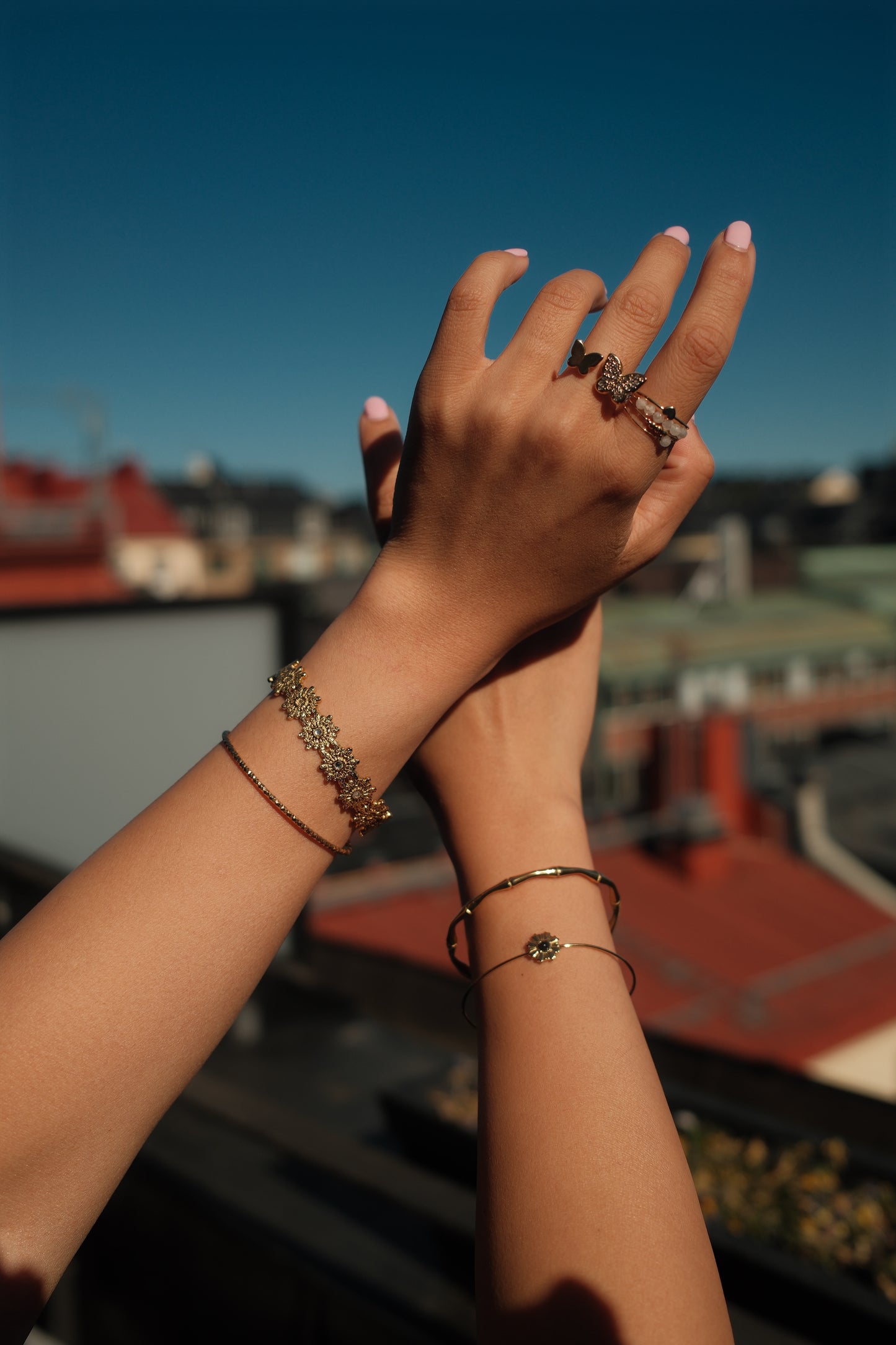 Flora Cuff – Romantiskt Guldpläterat Öroncuff med Daisymönster & Kristaller